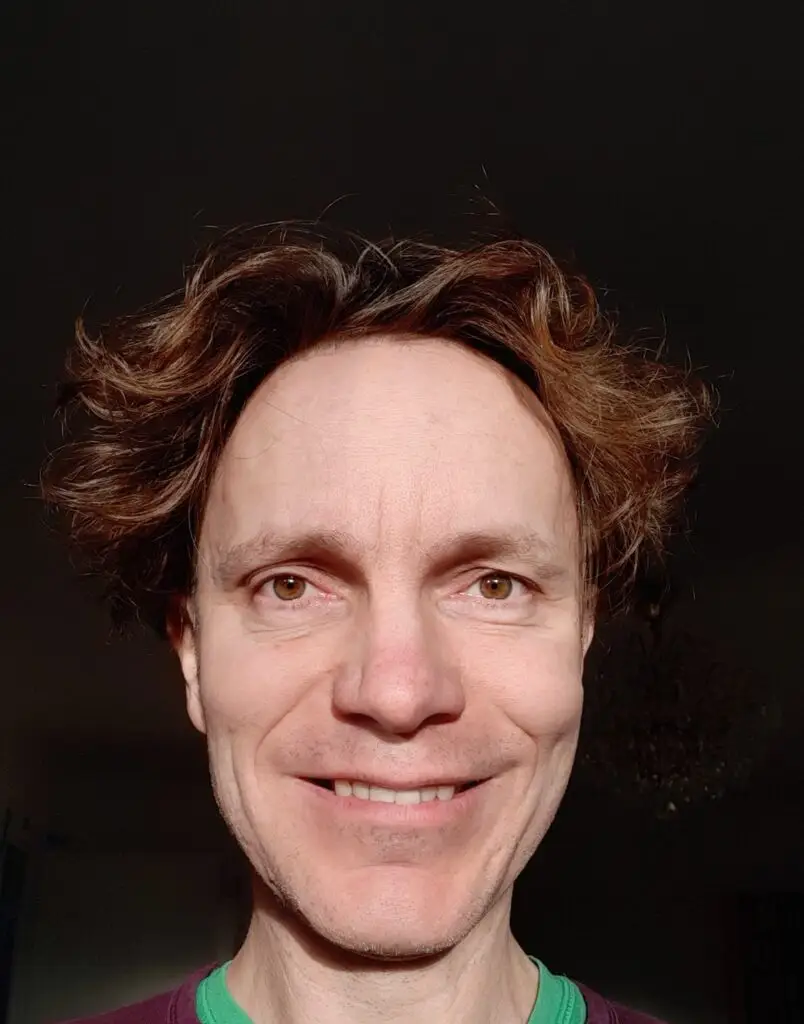 Portrait of Roman Kos – regenerative AI strategist and founder of Art of Green Path, smiling in a natural, focused expression.